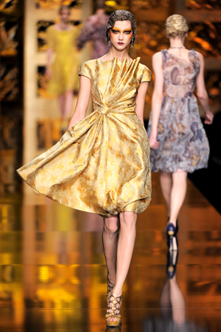 Vestido dorado con frunce en la cintura Christian Dior